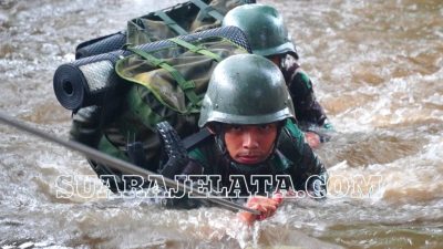 Prajurit Yonarmed 11/GG/2/2 Kostrad Laksanakan Penyeberangan Basah