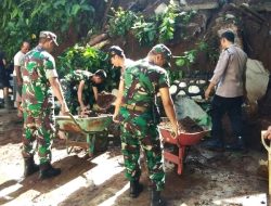 Koramil 22/Karanglewas Bantu Bersihkan Material Pasca Longsor