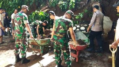 Koramil 22/Karanglewas Bantu Bersihkan Material Pasca Longsor