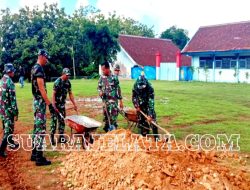 Anggota Kodim 0808/Blitar Bersihkan Tempat Kegiatan Pembukaan TMMD