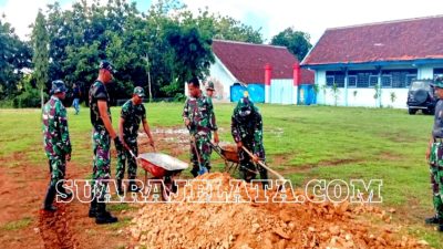 Anggota Kodim 0808/Blitar Bersihkan Tempat Kegiatan Pembukaan TMMD