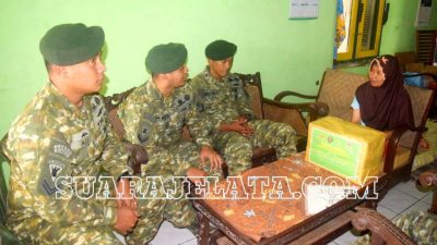 Yonarmed 1 Kostrad Bagikan Sembako Kapada Warakawuri