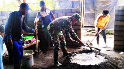 Babinsa Bantu Warga Binaan Bangun Rumah Layak Huni