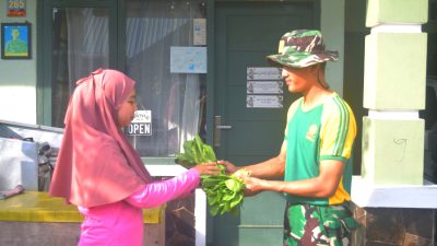 Prajurit Yonarmed 1 Kostrad Door to Door Bagikan Hasil Panen Kebun