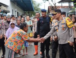 Kapolda Jateng Berikan Bantuan Sembako Bagi Korban Banjir di Juwana Pati