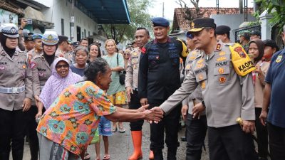 Kapolda Jateng Berikan Bantuan Sembako Bagi Korban Banjir di Juwana Pati