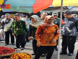 Dandim 0808/Blitar Dampingi Bupati Pastikan Kelancaran Operasi Pasar