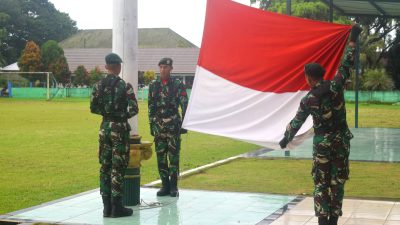 Prajurit Yonarmed 1 Kostrad Laksanakan Upacara Bendera