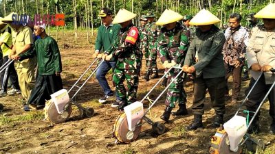 Pangdam V/Brawijaya Tanam Perdana Jagung di Wilayah Kodim 0808/Blitar
