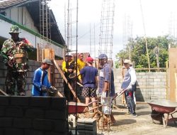 Babinsa Koramil 0808/09 Sutojayan Bantu Wujudkan Rumah Layak Huni