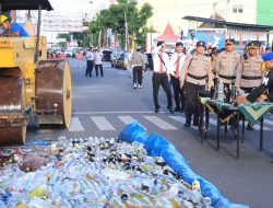 Polres Blitar Kota Musnahkan Ribuan Botol Miras