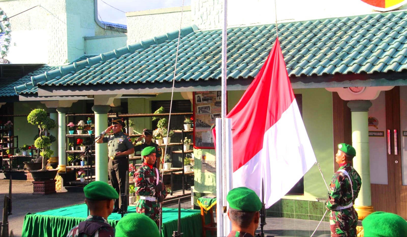 Kodim 0808/Blitar menggelar Upacara Bendera Tujuhbelasan bulan April 2024, Rabu (17/04/2024).