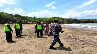 Koramil 0808/18 Panggungrejo Amankan Tempat Wisata