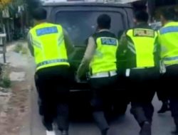 Salut, Polisi Bantu Kendaraan Pemudik Mogok di Kota Kediri