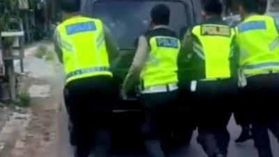 Salut, Polisi Bantu Kendaraan Pemudik Mogok di Kota Kediri