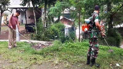 Anggota Koramil 0808/21 Selorejo Bersama Warga Gelar Bersihkan Lingkungan