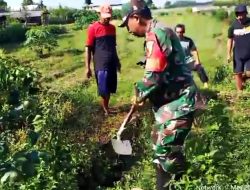 Babinsa Koramil 0808/04 Sanankulon Bersama Warga Bersihkan Saluran Irigasi