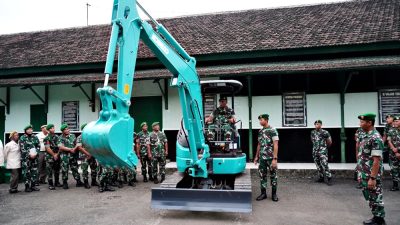 Satuan Zeni Akmil Terima Excavator Bantuan Alumni Pakar 95