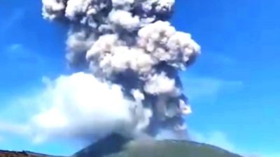 Awas, Aktivitas Gunung Ibu Halbar Pada Level IV