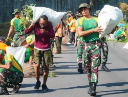 Peringati Hari Bumi, Prajurit Yonarmed 11 Kostrad Bersihkan Saluran Irigasi