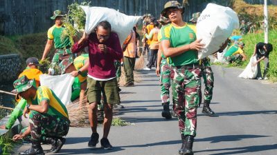 Peringati Hari Bumi, Prajurit Yonarmed 11 Kostrad Bersihkan Saluran Irigasi