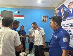 Mengambil Formulir Pendaftaran di Partai Demokrat Sinjai, AMM Dikalungi Selendang