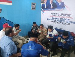 Disuguhi Coto, Penampilan Sekda Sinjai Saat Daftar Calon Bupati di Partai Demokrat