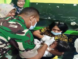 Babinsa Koramil 0808/18 Panggungrejo Dampingi Kegiatan Imunisasi Polio