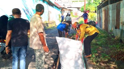 Hari Libur, Bersama Warga Pemerintah Kelurahan Gamalama Gelar Jumat Bersih
