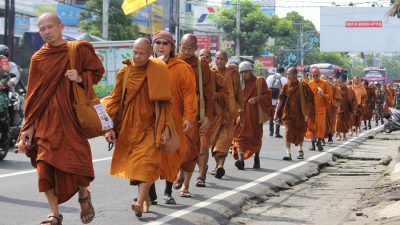 Polres Magelang Kota Berikan Pengamankan Perjalanan Bhikkhu Thudong