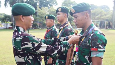Danyonarmed 1 Kostrad Pimpin Upacara Bendera dan Berikan Penghargaan Kepada Prajurit Berprestasi