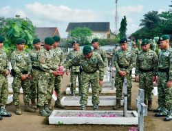 Wadanyonarmed 11 Kostrad Pimpin Ziarah ke TMP Giri Dharmoloyo