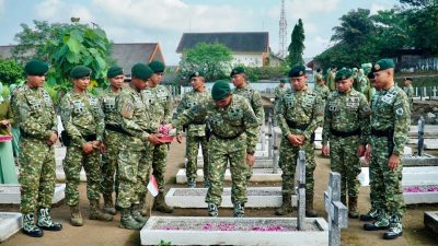 Wadanyonarmed 11 Kostrad Pimpin Ziarah ke TMP Giri Dharmoloyo