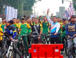Prajurit Yonarmed 11/GG/2/2 Kostrad mengikuti Gowes Bersama dipimpin Wadanyonarmed 11 Kostrad, Minggu (02/06/2024). (foto: Peneleven/Narwan)