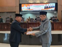 Pj Bupati Sinjai Serahkan Ranpeda Pertanggungjawaban Pelaksanaan APBD 2023 Kepada DPRD