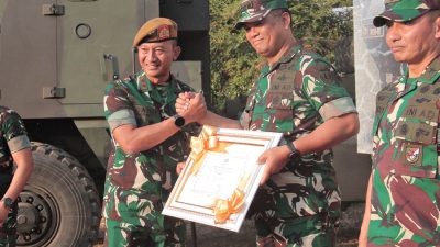 Wakasad dan Kasdam V/Brawijaya Terima Brevet Kehormatan Roket Astros