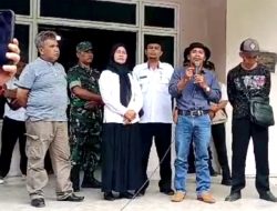 Ratusan Warga Datangi Kepala Desa Baleagung, Ada Apa?