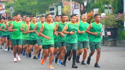 Latihan Fisik, Prajurit Guntur Geni Lari Pagi Gunakan Aplikasi NRC