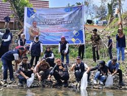 Lestarikan Ekosistem Lingkungan, Pj Bupati Sinjai Tebar Benih Ikan
