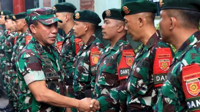 Asops Panglima TNI Periksa Kesiapan Operasi Satgas Pamtas RI-Malaysia Yonarmed 11/GG/2/2 Kostrad
