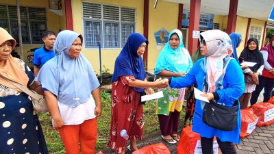 Kepsek dan Guru SMP Negeri 1 Ternate Sambangi Korban Banjir dan Serahkan Bantuan