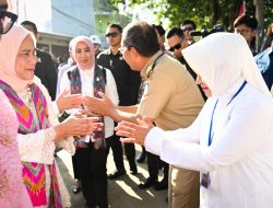 Iriana Jokowi Serahkan Baby Care Set di Posyandu Asoka 7A Kecamatan Tamalate