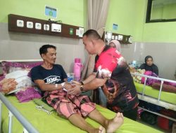 Pj Bupati Sinjai Santuni Pasien yang Jalani Perawatan di RSUD