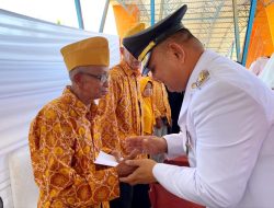 Di Momentum HUT Ke-79 RI, Pj Bupati Sinjai Santuni Veteran