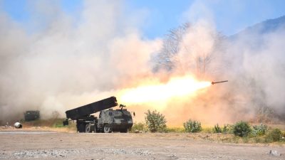Joint Strike Roket Astros Yonarmed 1 Kostrad Dengan Roket Vampire Marinir dan Roket Himars U.S Army