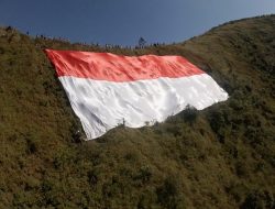 Prosesi Penurunan Bendera Merah Putih Raksasa di Gunung Andong