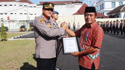 Jadi Pelopor Kamtibmas, Warga Jambon Gesikan Terima Penghargaan dari Kapolres Magelang Kota
