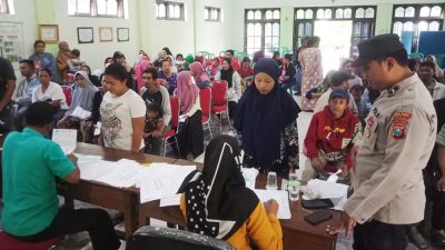 Bhabinkamtibmas Tertek Dampingi Penyaluran Bantuan Pangan untuk Penanganan Stunting