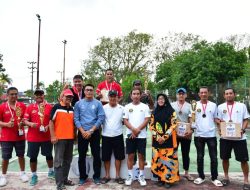 Wakili Pj Bupati, Asisten I Tutup Turnamen Tenis Lapangan Semarak HUT Ke-79 RI di Sinjai