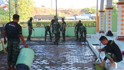 Prajurit Yonarmed 1 Kostrad Gelar Karya Bakti Bersihkan Masjid